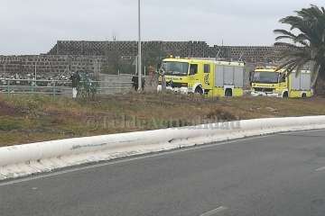 Despliegue de efectivos de seguridad y emergencias en el vial costero, a la altura de la Edar de Hoya del Pozo (Foto TA)