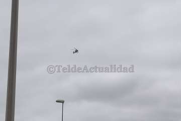 Despliegue de efectivos de seguridad y emergencias en el vial costero, a la altura de la Edar de Hoya del Pozo (Foto TA)