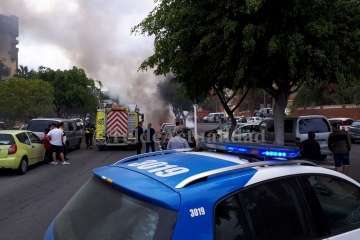 Un incendio calcina varios contenedores en el Valle de Jinámar (Foto TA)