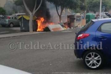 Un incendio calcina varios contenedores en el Valle de Jinámar (Foto TA)