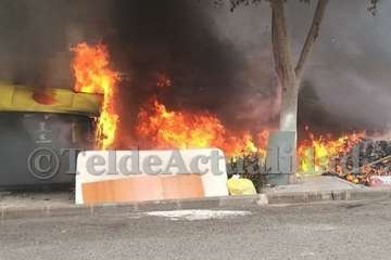 Un incendio calcina varios contenedores en el Valle de Jinámar (Foto TA)