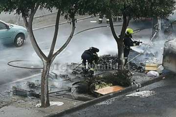 Un incendio calcina varios contenedores en el Valle de Jinámar (Foto TA)