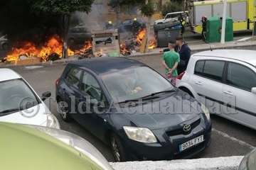 Un incendio calcina varios contenedores en el Valle de Jinámar (Foto TA)