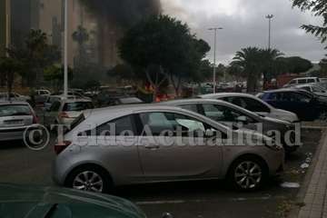 Un incendio calcina varios contenedores en el Valle de Jinámar (Foto TA)