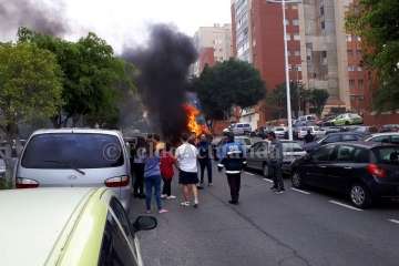 Un incendio calcina varios contenedores en el Valle de Jinámar (Foto TA)