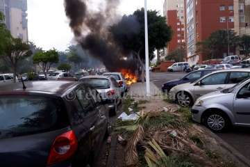 Un incendio calcina varios contenedores en el Valle de Jinámar (Foto TA)