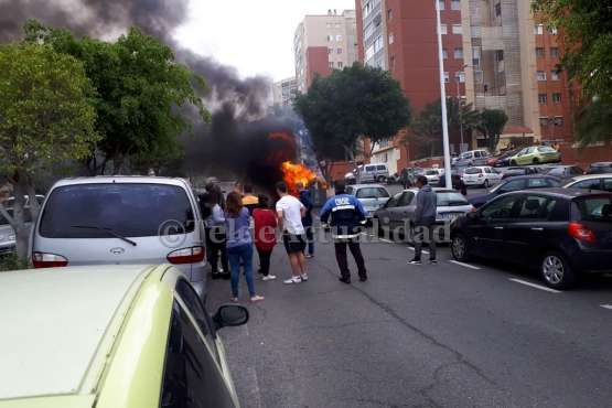 Un incendio calcina varios contenedores en el Valle de Jinámar (Foto TA)