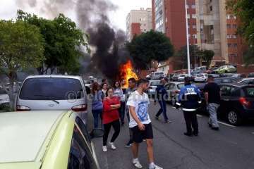 Un incendio calcina varios contenedores en el Valle de Jinámar (Foto TA)