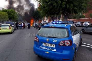 Un incendio calcina varios contenedores en el Valle de Jinámar (Foto TA)
