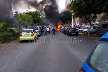 Un incendio calcina varios contenedores en el Valle de Jinámar (Foto TA)