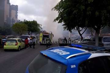 Un incendio calcina varios contenedores en el Valle de Jinámar (Foto TA)