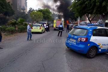 Un incendio calcina varios contenedores en el Valle de Jinámar (Foto TA)