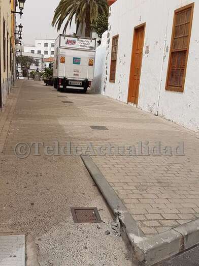 El furgón frigorífico aparcado en la calle de Doctor Chil (Foto TA)