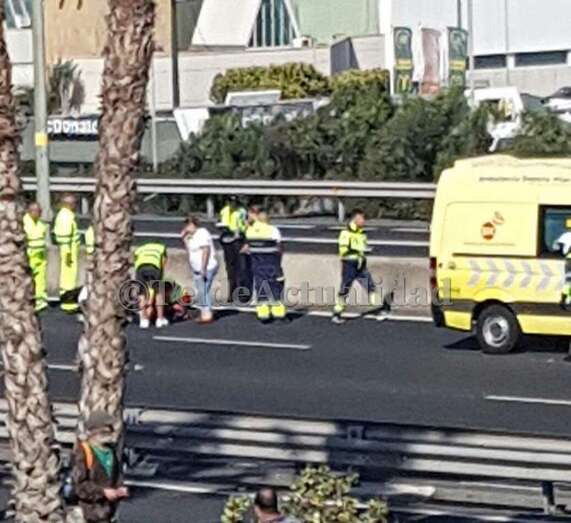 Imagen del accidente en el que se vio implicado un motorista y un coche (Foto TA)
