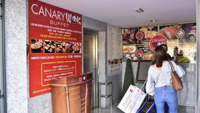  La entrada ayer del buffet asiático donde ocurrió la agresión con uno de los repartidores llegando a dejar su mercancía (Foto Arcadio Suárez/C7)