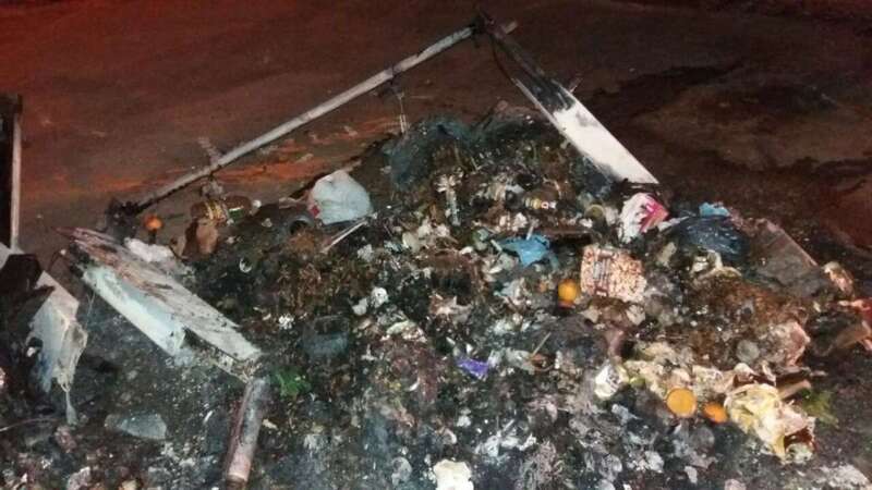 Imagen de archivo unos contenedores calcinados en la zona de Jinámar (Foto TA)