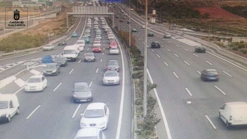 Imagen de la retención que se ha conformado como consecuencia del accidente (Foto TA)