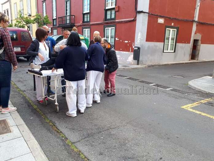 La joven, en la camilla, es atendida por personal del Ambulatorio de San Juan (Foto TA)