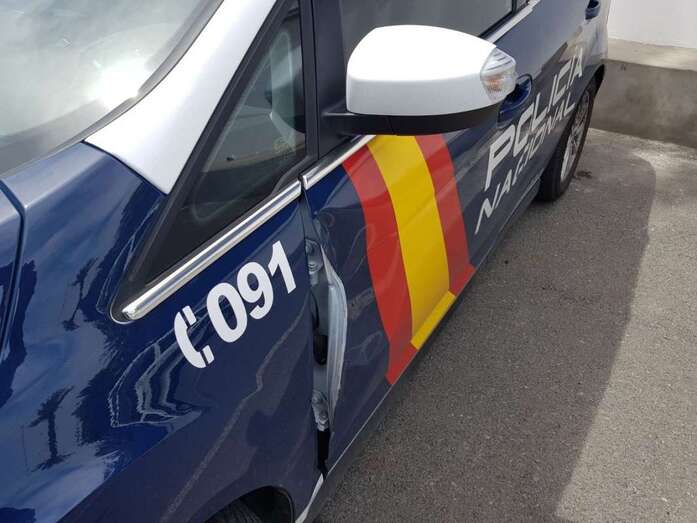 Imagen del estado en el que quedó el vehículo policial (Foto TA)