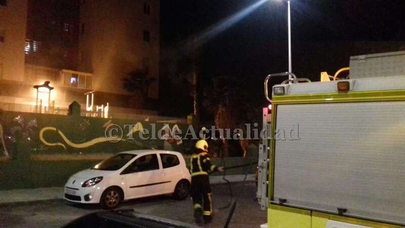 Los bomberos atienden uno de los focos (Foto TA)