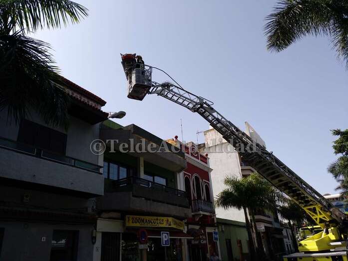 Momento de la evacuación de la anciana en camilla con una grúa de los bomberos (Foto TA)