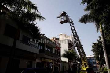  Rescate de una anciana en Telde por la azotea de su vivienda con una grúa (Foto TA)