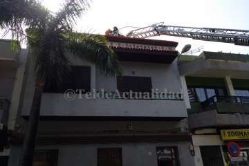  Rescate de una anciana en Telde por la azotea de su vivienda con una grúa (Foto TA)