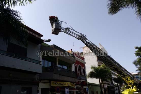  Rescate de una anciana en Telde por la azotea de su vivienda con una grúa (Foto TA)