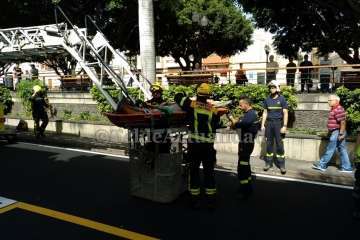  Rescate de una anciana en Telde por la azotea de su vivienda con una grúa (Foto TA)