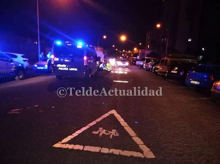 Sanitarios de una ambulancia del SUC atiende a la víctima del accidente (Foto TA)