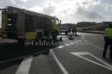 Vuelco de un camión en la rotonda de El Mirador (Foto TA)