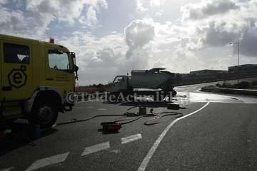 Vuelco de un camión en la rotonda de El Mirador (Foto TA)