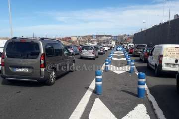  Vuelco de un monovolumen en la GC-1, a la altura de Las Terrazas, tras chocar con la mediana (Foto TA)