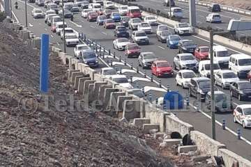 Vuelco de un monovolumen en la GC-1, a la altura de Las Terrazas, tras chocar con la mediana (Foto TA)
