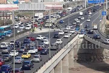  Vuelco de un monovolumen en la GC-1, a la altura de Las Terrazas, tras chocar con la mediana (Foto TA)