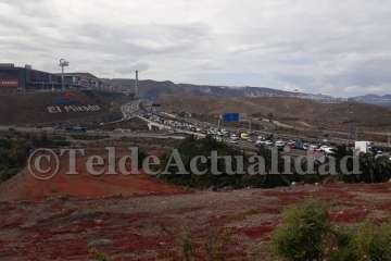  Vuelco de un monovolumen en la GC-1, a la altura de Las Terrazas, tras chocar con la mediana (Foto TA)