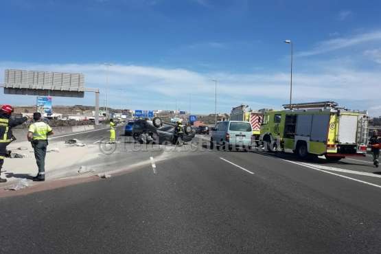  Vuelco de un monovolumen en la GC-1, a la altura de Las Terrazas, tras chocar con la mediana (Foto TA)