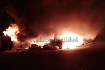 La quema de cinco contenedores desata la alarma de madrugada en Lomo las Brujas (Foto TA)