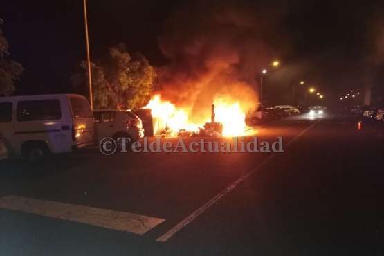 La quema de cinco contenedores desata la alarma de madrugada en Lomo las Brujas (Foto TA)