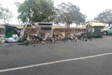 La quema de cinco contenedores desata la alarma de madrugada en Lomo las Brujas (Foto TA)