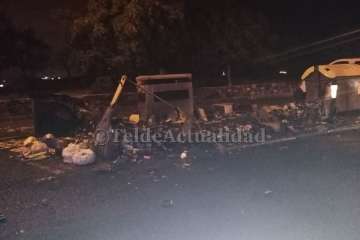 La quema de cinco contenedores desata la alarma de madrugada en Lomo las Brujas (Foto TA)