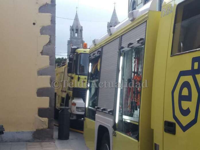 Bomberos en la zona del incendio (Foto TA)