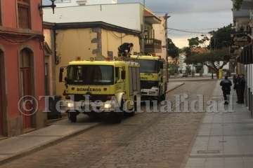 Incendio de un solar de San Francisco de Telde (Foto F. Ojeda)