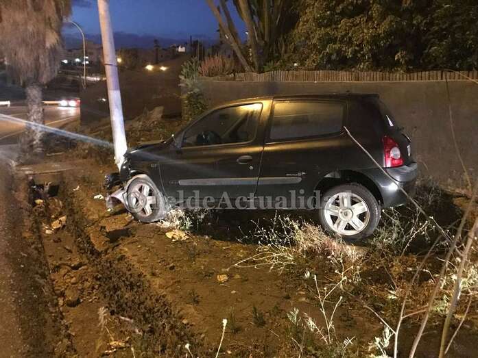Estado en que quedó el vehículo, empotrado contra la farola (Foto TA)