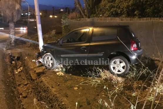 Un turismo se sale de la vía y se empotra contra una farola en la carretera de Melenara (Foto TA)