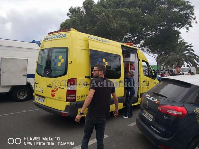 El herido es atendido en una ambulancia del SUC (Foto TA)