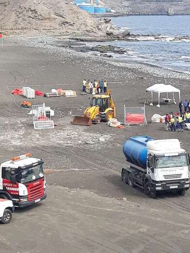 El despliegue de medios técnicos para el simulacro de mañana comenzó este miércoles en la playa de Jinámar (Foto TA)