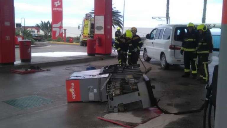 Los bomberos actúan en la gasolinera (Foto TA)