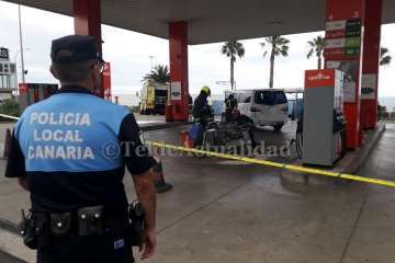 Un vehículo arranca de cuajo un surtidor de la gasolinera de El Goro (Foto TA)