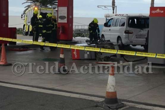 Un vehículo arranca de cuajo un surtidor de la gasolinera de El Goro (Foto TA)